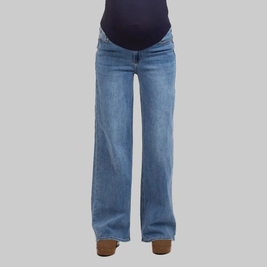 detalle pierna suelta jean maternidad