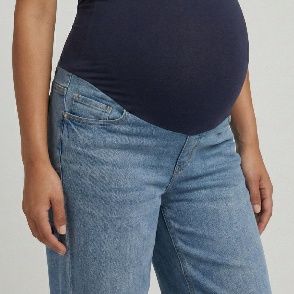 Jean de maternidad loose fit detalle Ohmamá