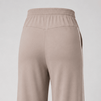 detalle Pantalón materno palazzo beige raya blanca