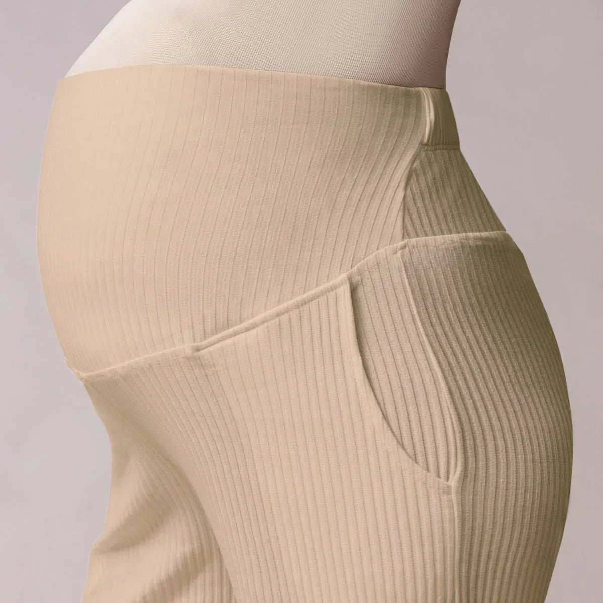 detalle pantalon maternidad palazzo rib crema